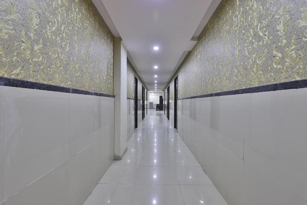 Infinity Rooms & Banquet Surat Exteriör bild