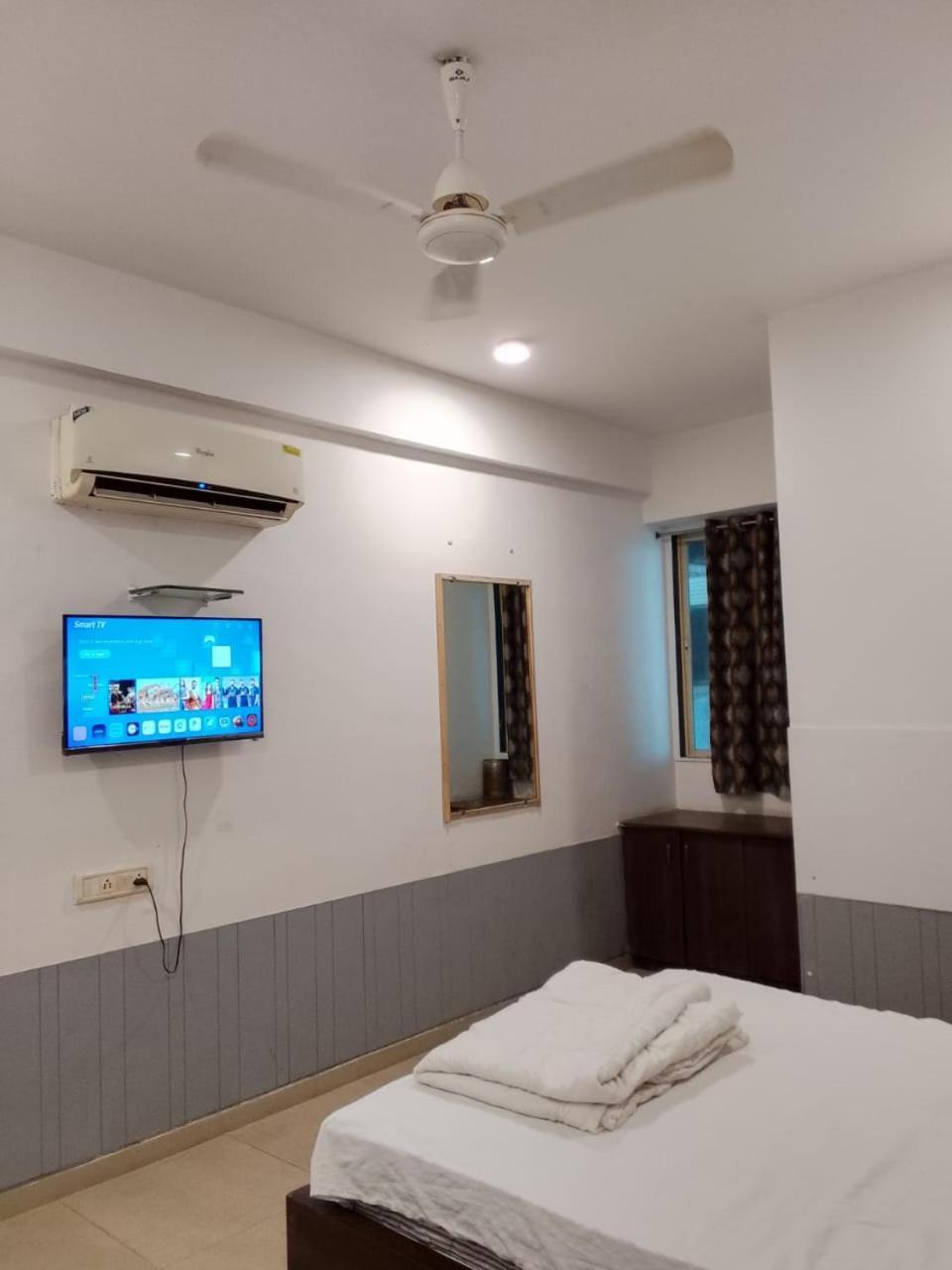 Infinity Rooms & Banquet Surat Exteriör bild