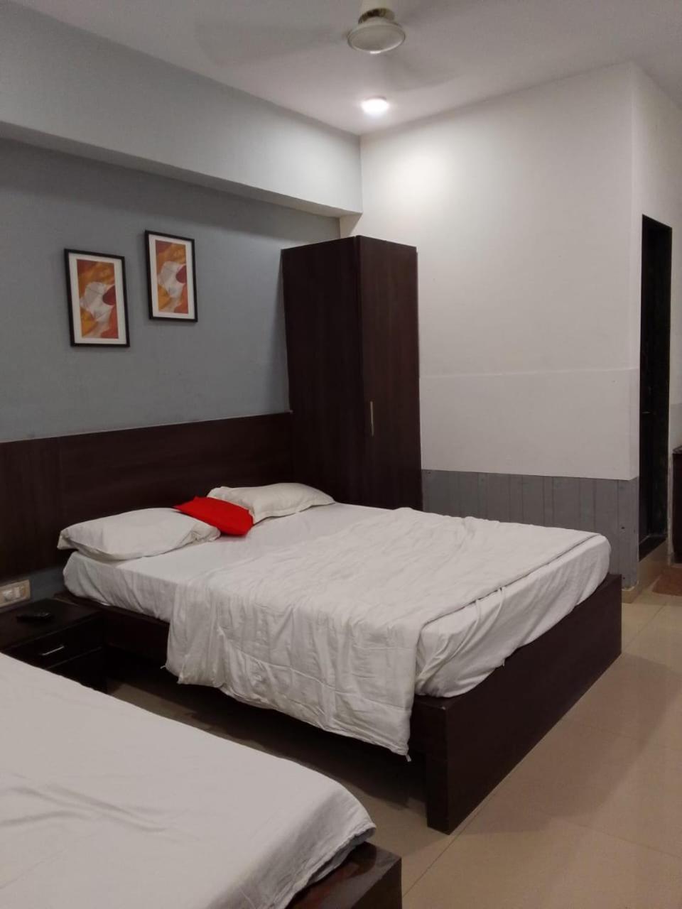 Infinity Rooms & Banquet Surat Exteriör bild
