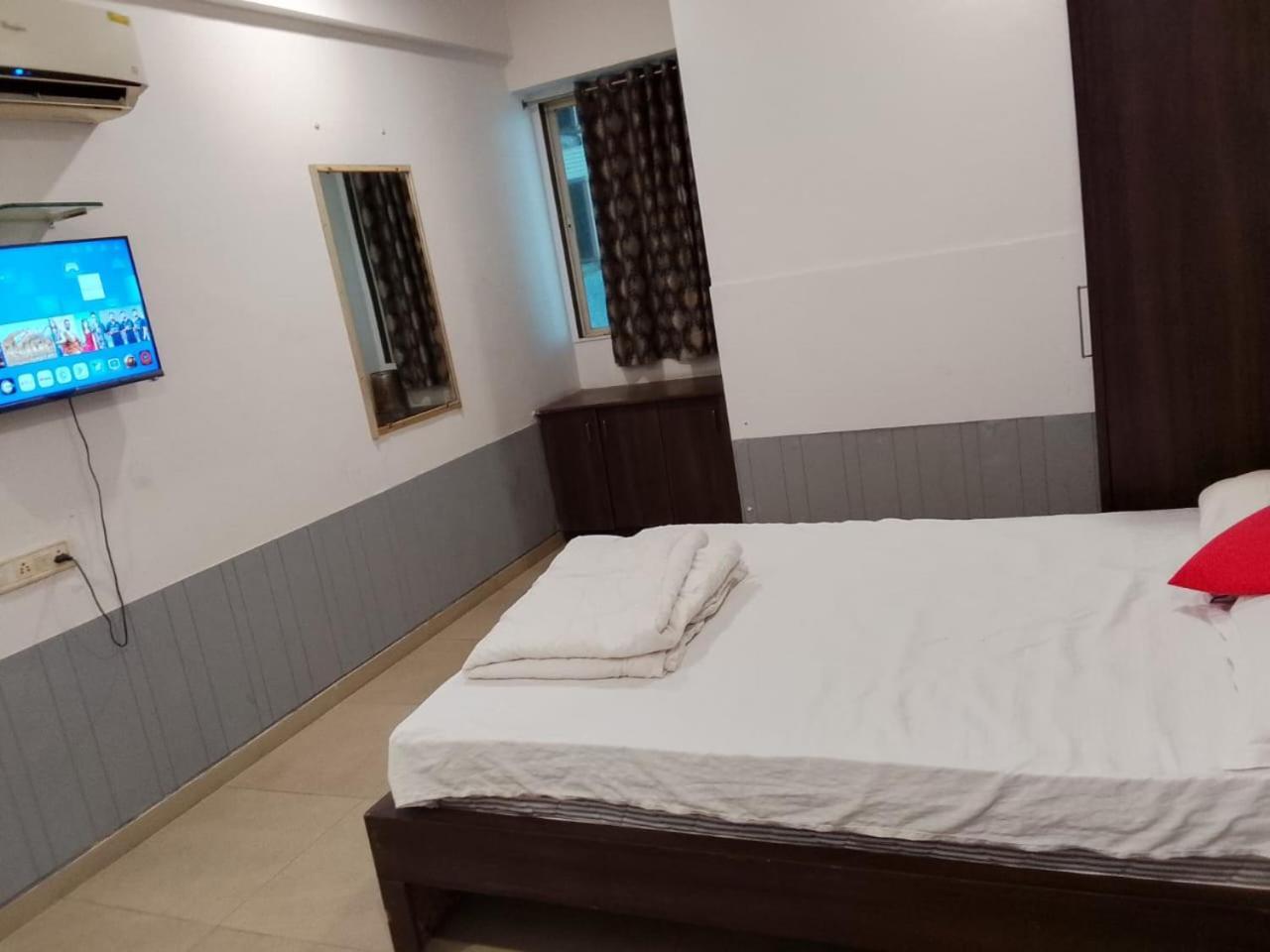 Infinity Rooms & Banquet Surat Exteriör bild
